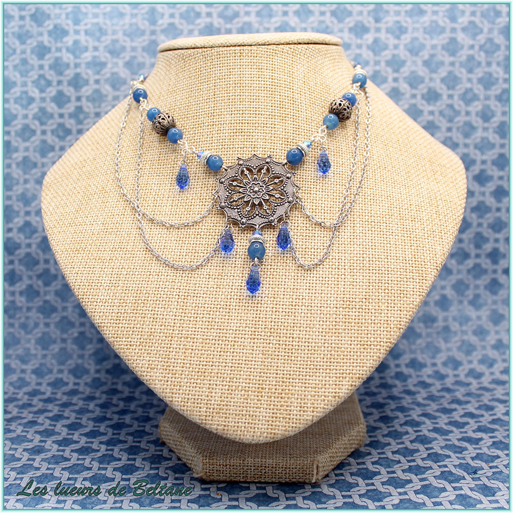 Collier Nimue, rosace gothique argentée, chaînes en cascade, perles d'agate bleue et gouttes de cristal bleu saphir