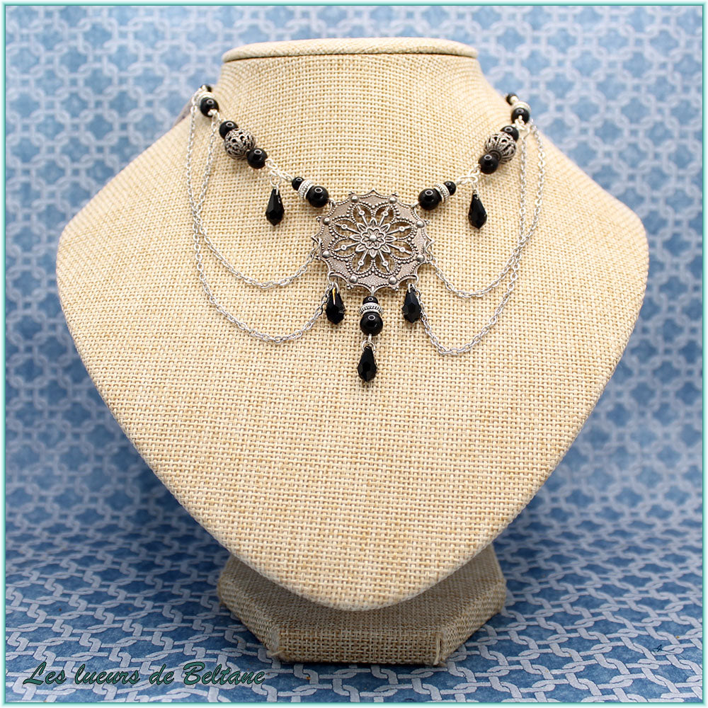 Collier Nimue, rosace gothique argentée, chaînes en cascade, perles d'onyx et gouttes de cristal noir