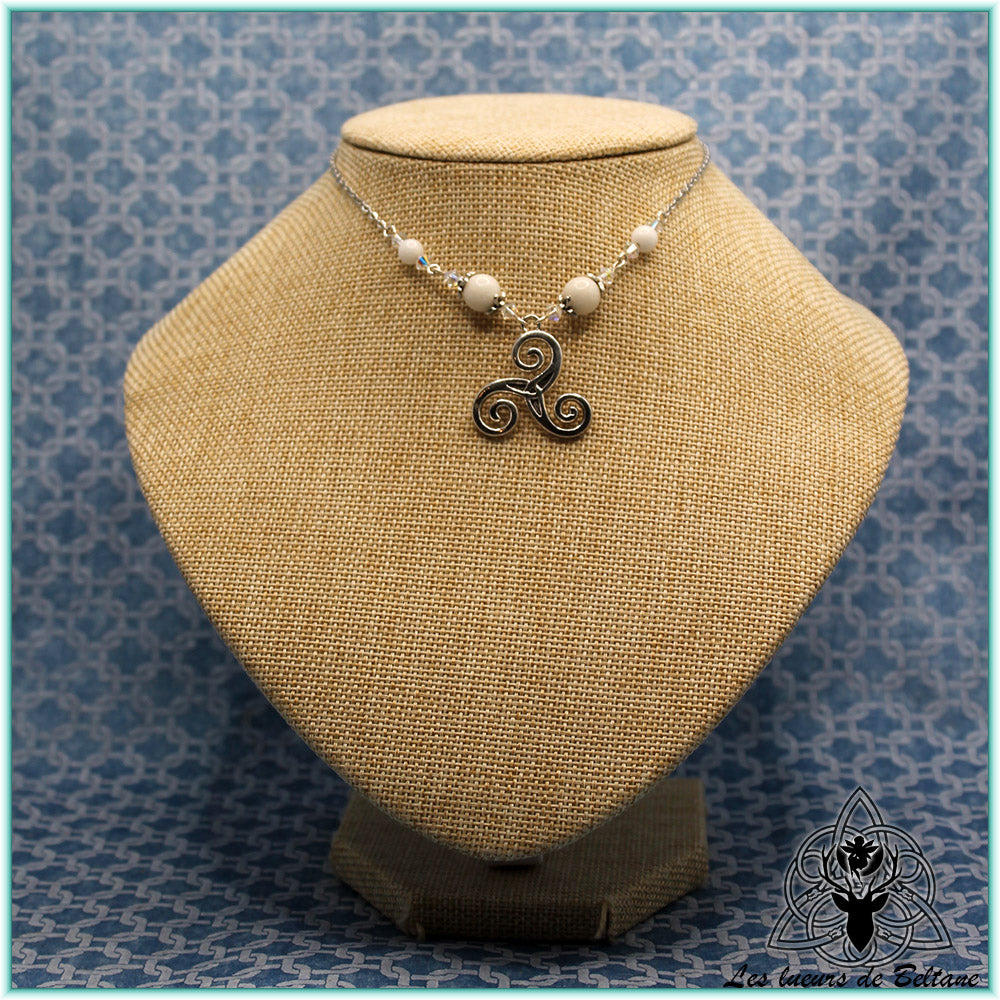 Collier triskell central, pierre de jade blanc