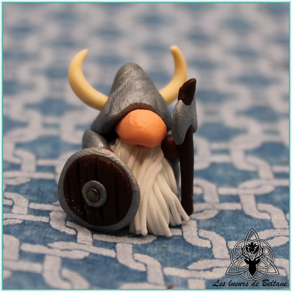 Gnomagnar, gnome viking casqué et armé, modelé à la main en pâte polymère