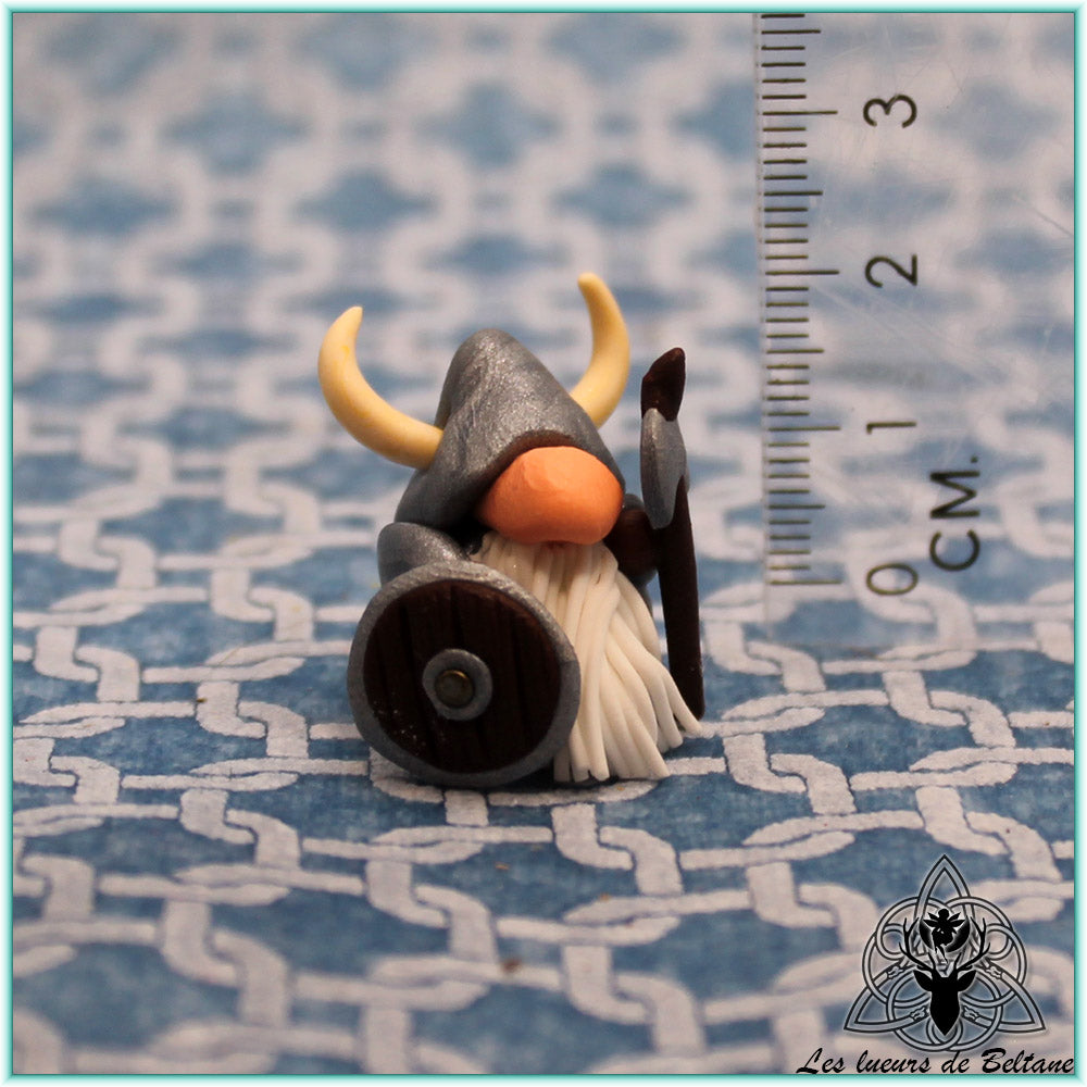 Gnomagnar, gnome viking casqué et armé, modelé à la main en pâte polymère