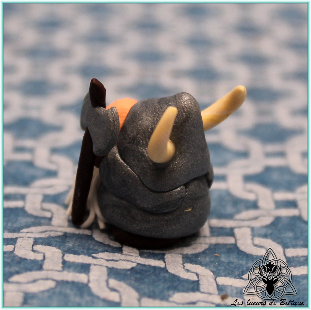 Gnomagnar, gnome viking casqué et armé, modelé à la main en pâte polymère