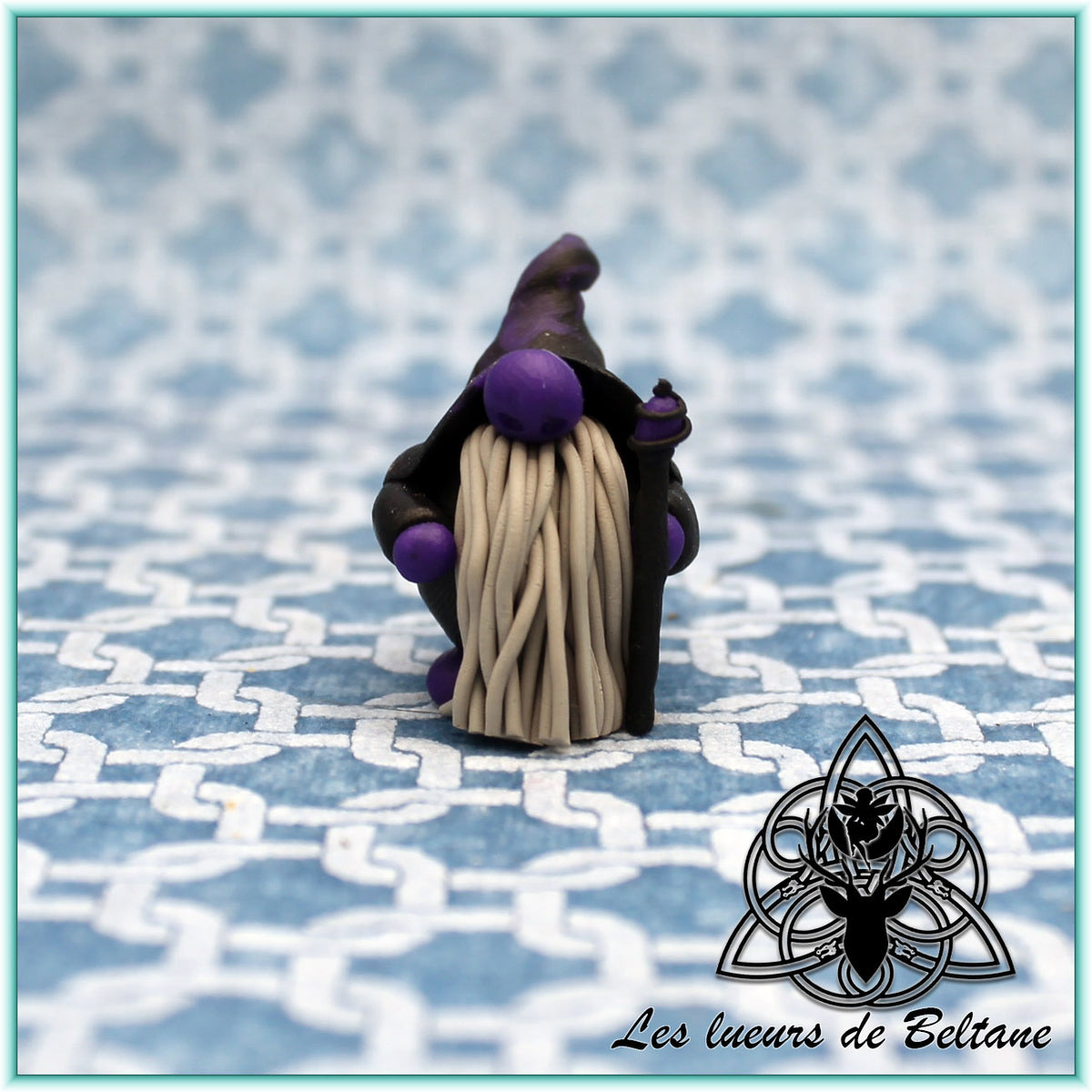 Gnomalet, petit gnome sorcier violet vêtu de noir, modelé à la main en pâte polymère