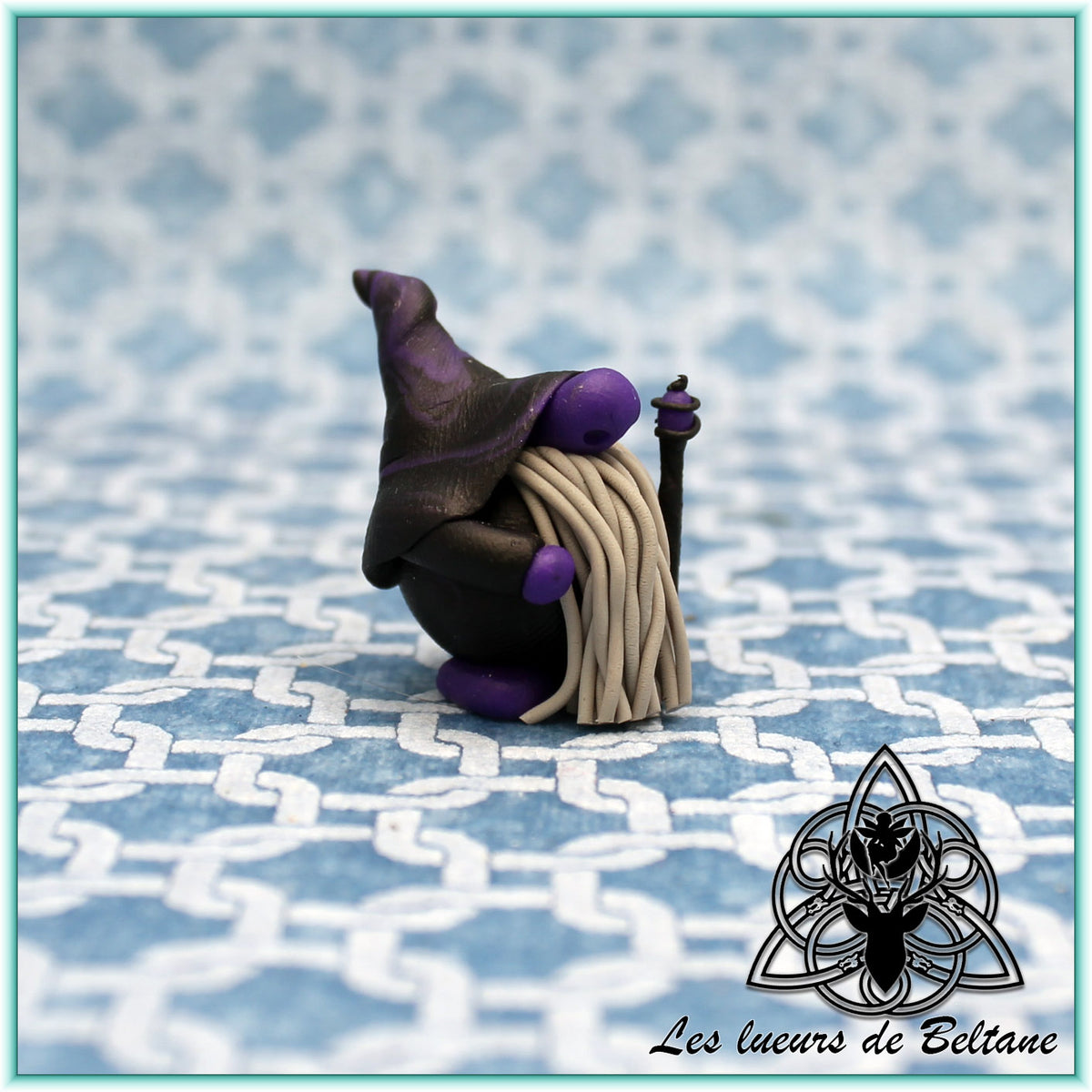Gnomalet, petit gnome sorcier violet vêtu de noir, modelé à la main en pâte polymère