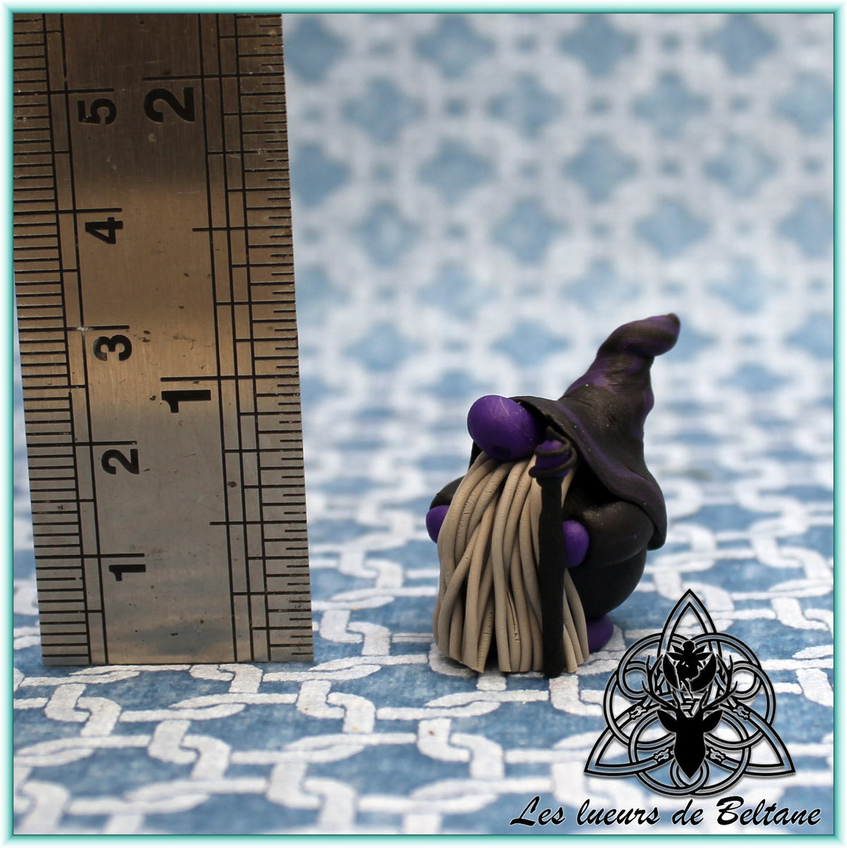 Gnomalet, petit gnome sorcier violet vêtu de noir, modelé à la main en pâte polymère