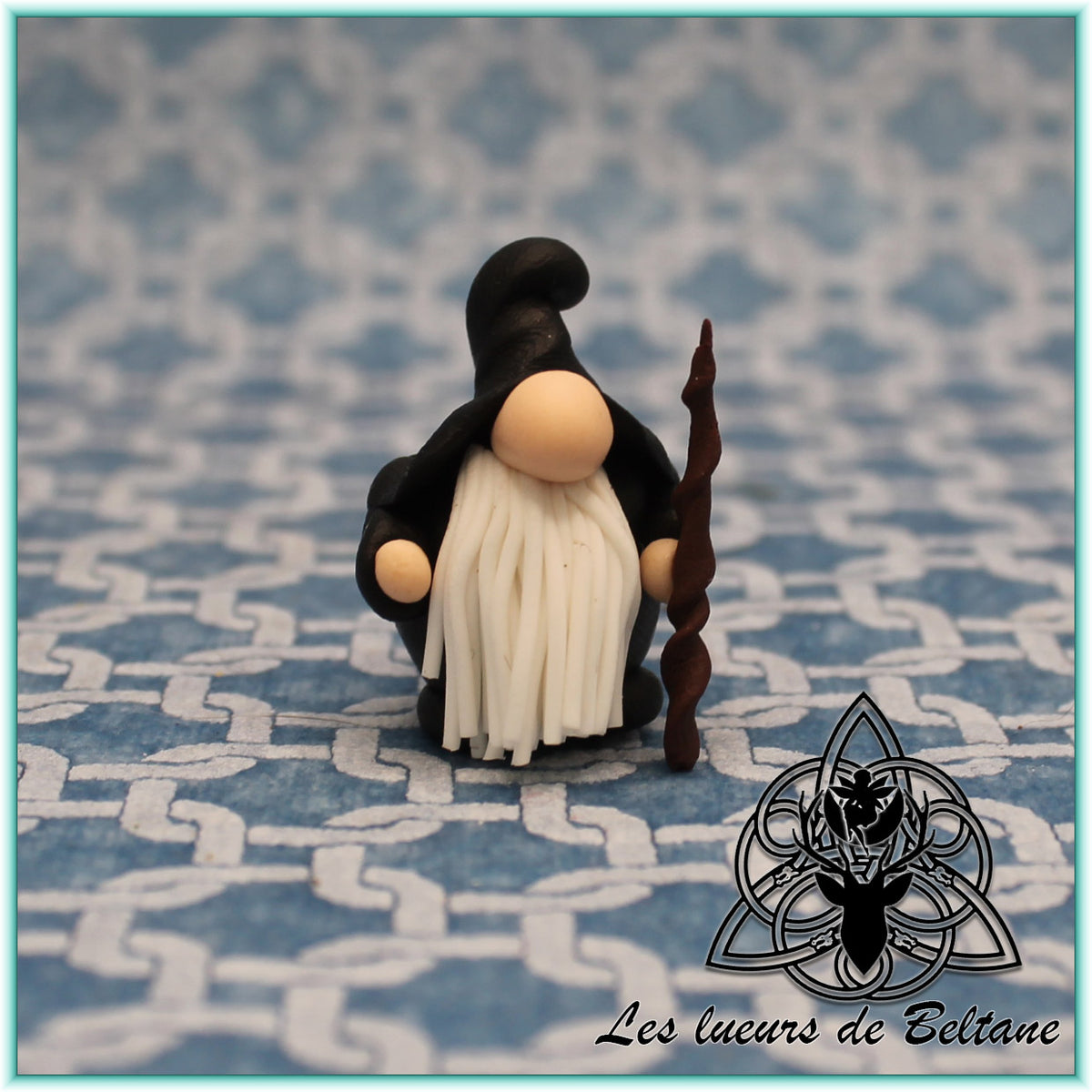 Gnomar, gnome sorcier drapé de noir, modelé à la main en pâte polymère
