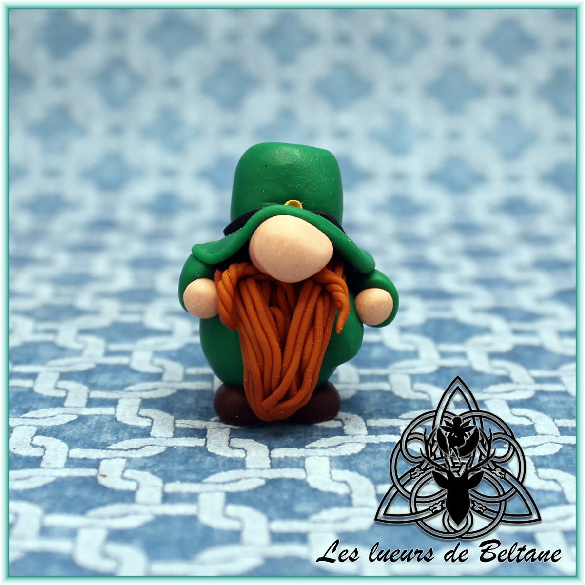 Gnomatrick, gnome irlandais facétieux, modelé à la main en pâte polymère