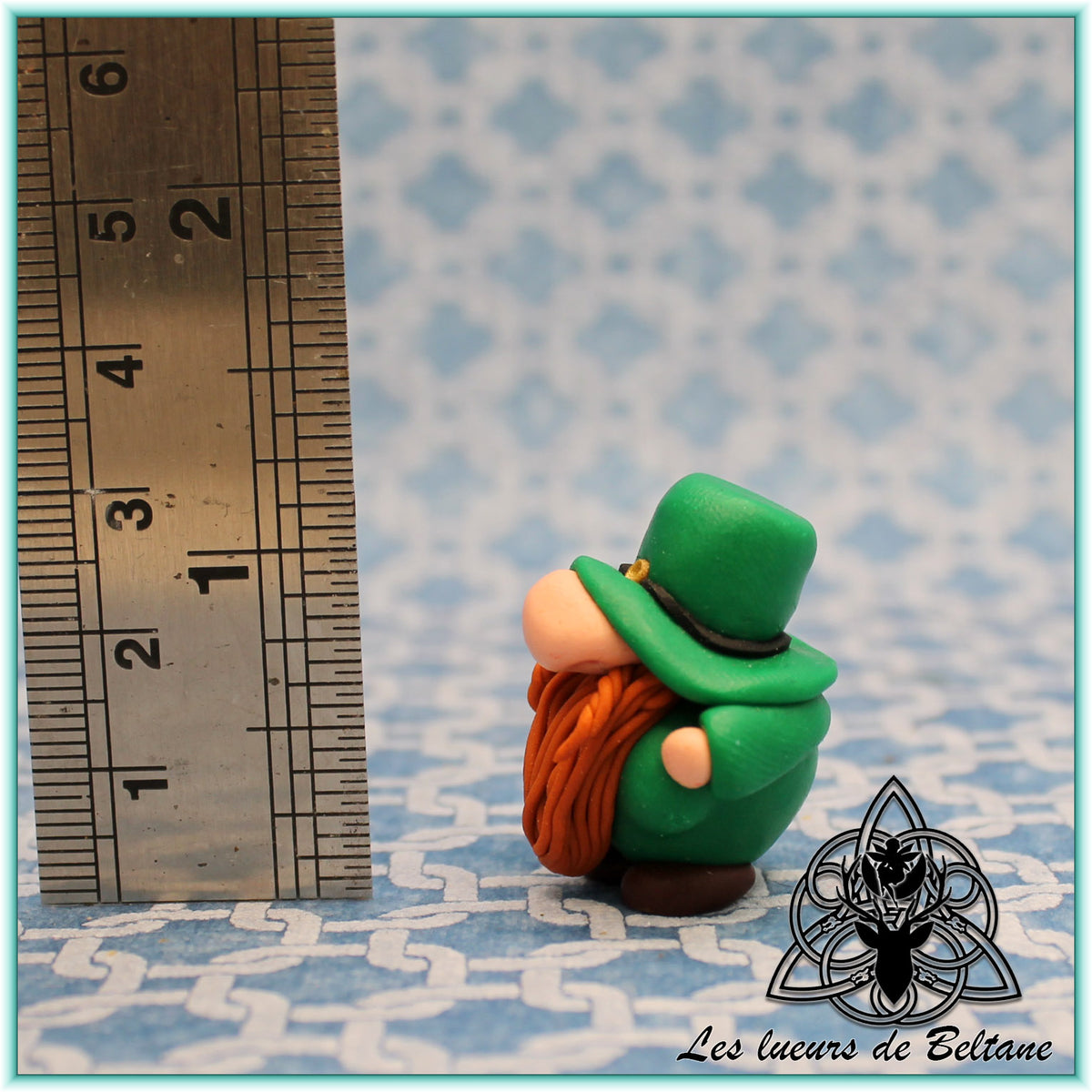 Gnomatrick, gnome irlandais facétieux, modelé à la main en pâte polymère