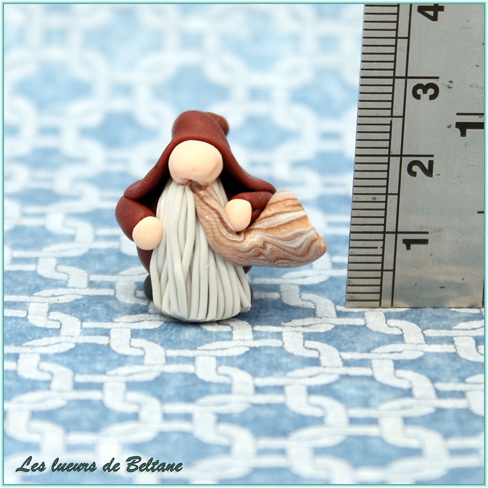Fionn, gnome au cor fait main, vue de dos