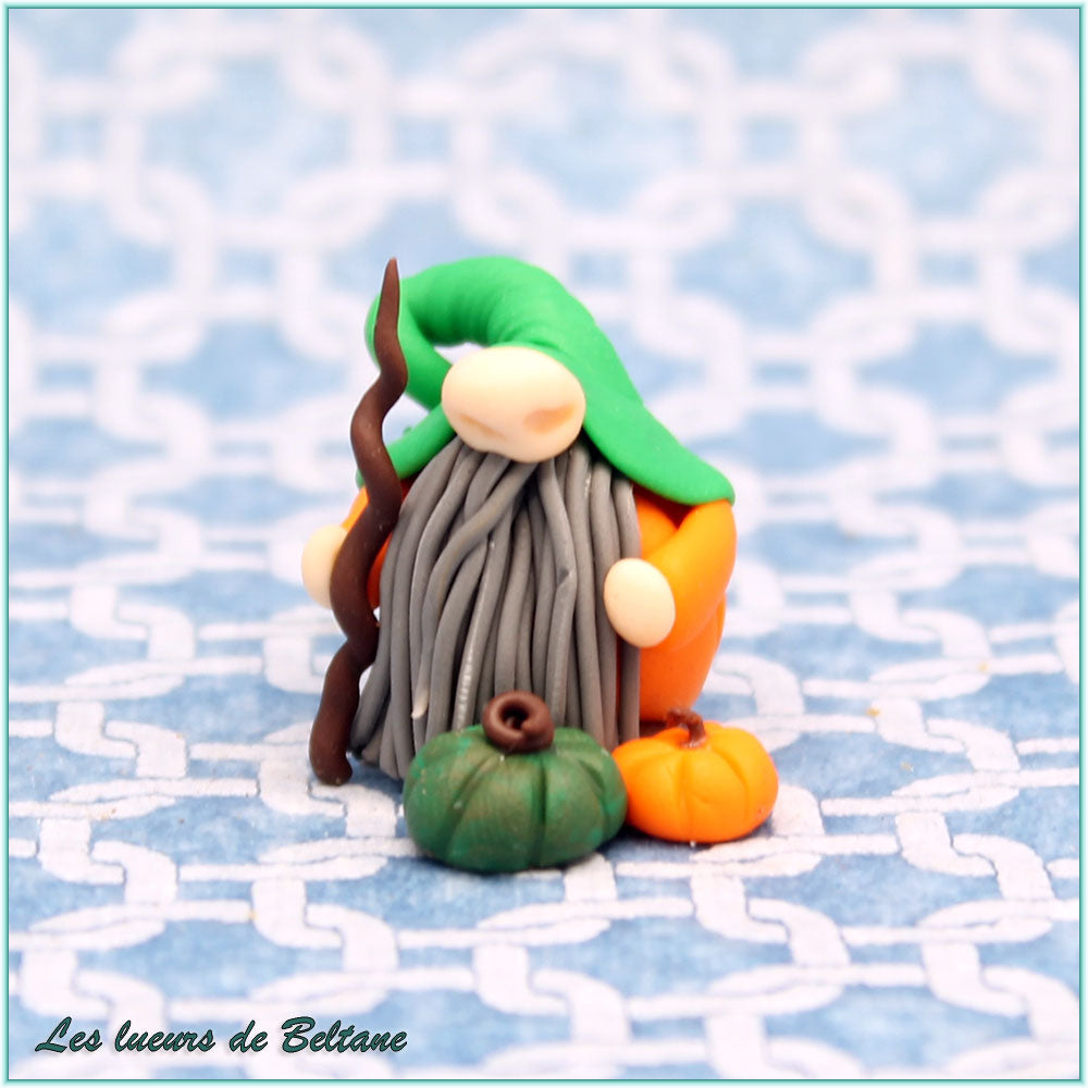 Aengus, gnome citrouille au bâton en spirale et deux petites citrouilles, fait main