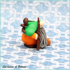 Fintan, gnome au bonnet vert en forme de feuille, vu de profil