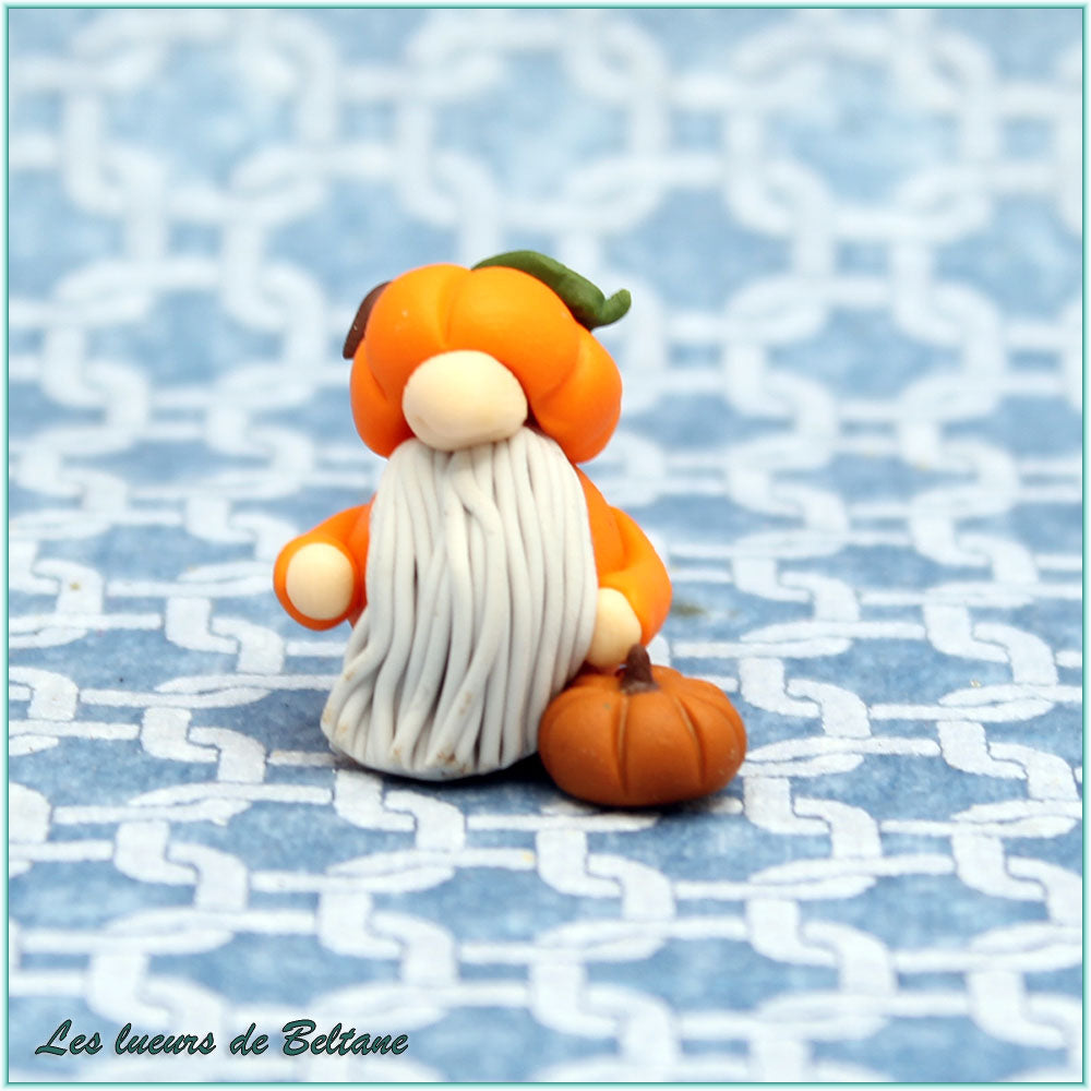 Flann, gnome au bonnet citrouille et petite citrouille à ses pieds, fait main en pâte polymère