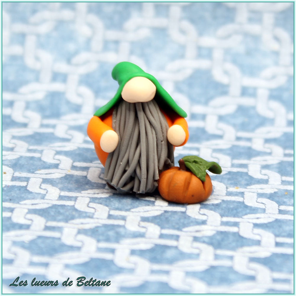 Oisín, petit gnome citrouille au bonnet vert arrondi, fait main en pâte polymère