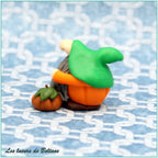 Oisín, petit gnome citrouille fait main, vue rapprochée
