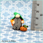 Oisín, petit gnome citrouille fait main, vue de dos