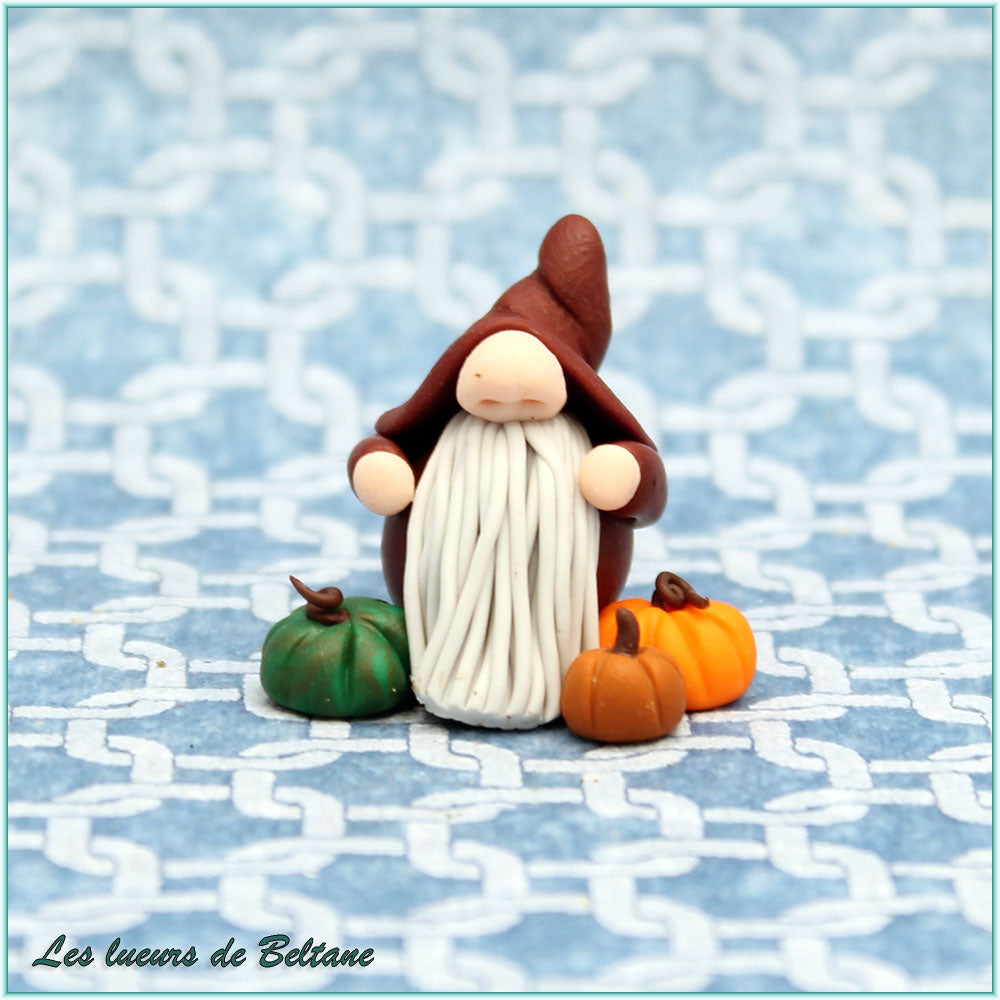 Donn, gnome à la cape brune entouré de trois petites citrouilles, fait main en pâte polymère