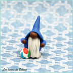 Malo, gnome footballeur en bleu avec son ballon, fait main en pâte polymère