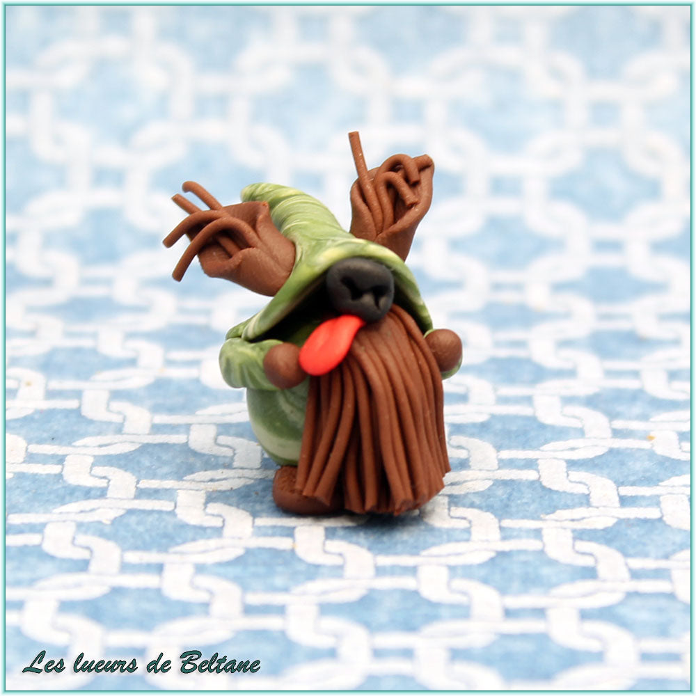 Bisclavret, gnome loup-garou fait main en pâte polymère, truffe noire et langue qui pend