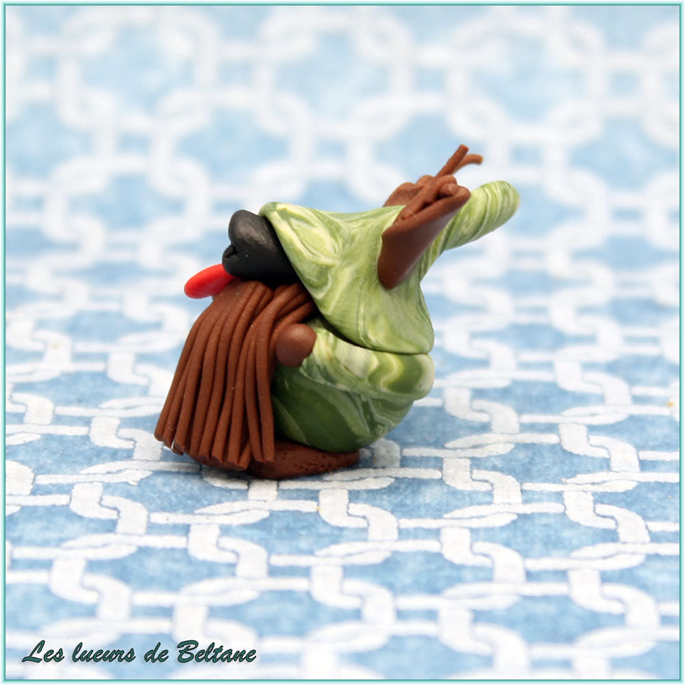 Bisclavret, gnome loup-garou fait main, vue rapprochée sur sa fourrure brune