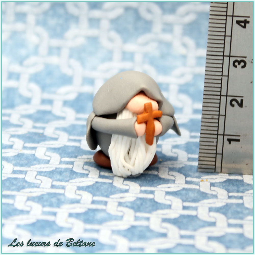 Ronan, gnome moine fait main, vue de dos