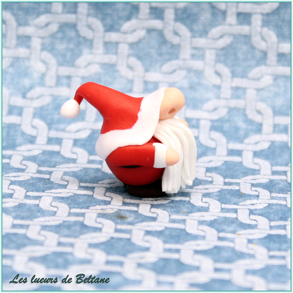 Nedeleg, gnome père Noël au manteau rouge, autre vue