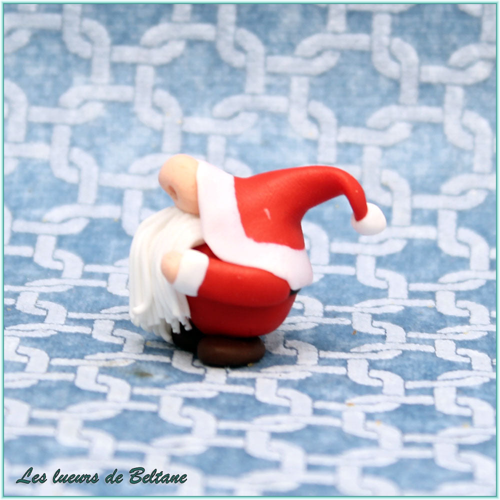 Nedeleg, gnome père Noël, vu de profil
