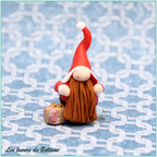Ruari, gnome père Noël à la barbe rousse avec son cadeau, fait main en pâte polymère