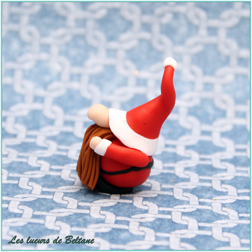 Ruari, gnome père Noël roux, vu de profil