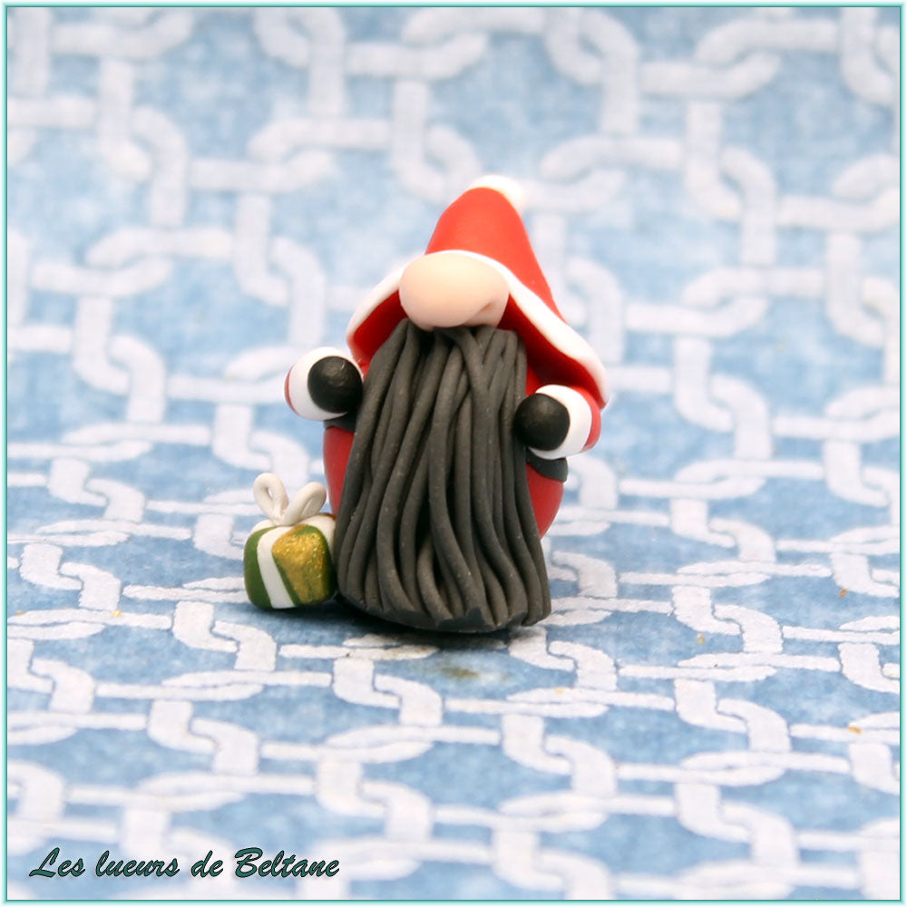 Tadig, gnome père Noël à la barbe brune avec son cadeau vert, fait main en pâte polymère