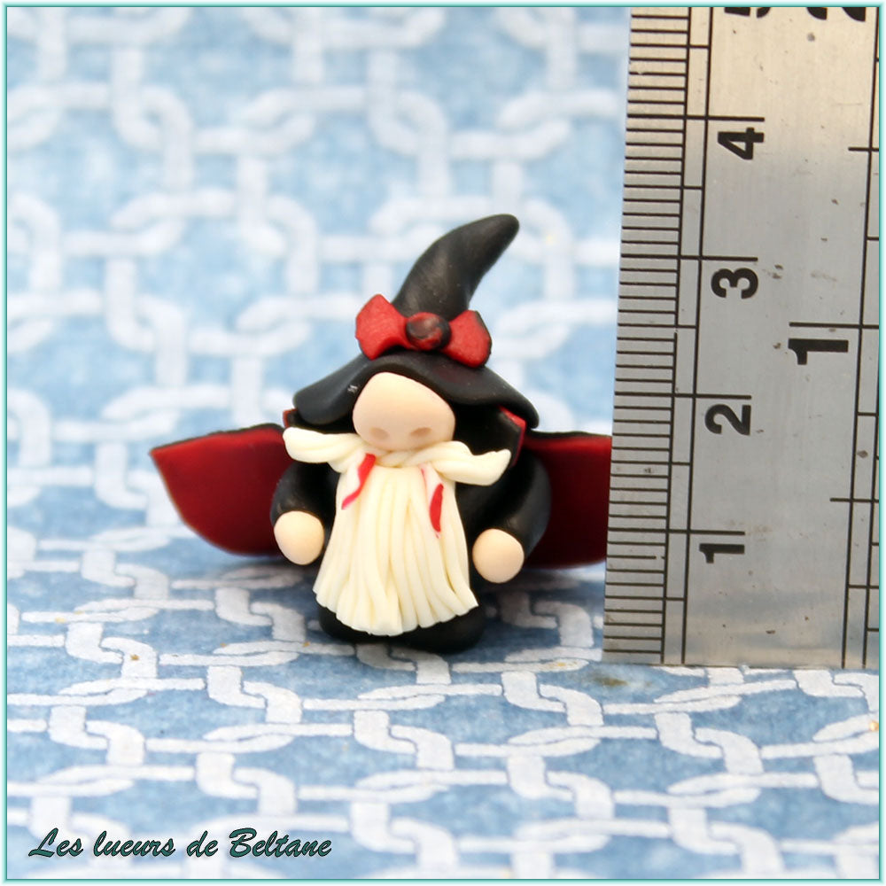 Abhartach, gnome vampire fait main, vue de dos sur sa cape