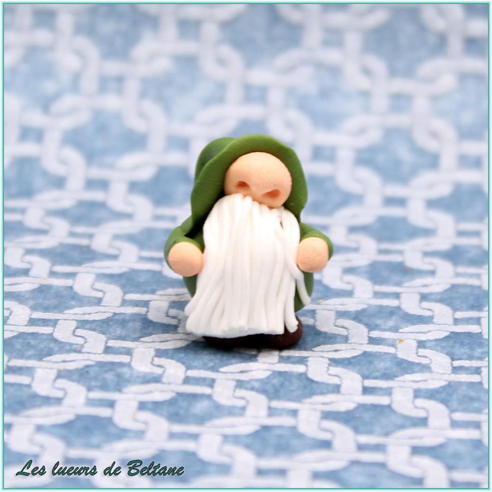 Mabon, gnome vert au bonnet enroulé en spirale et longue barbe blanche, fait main