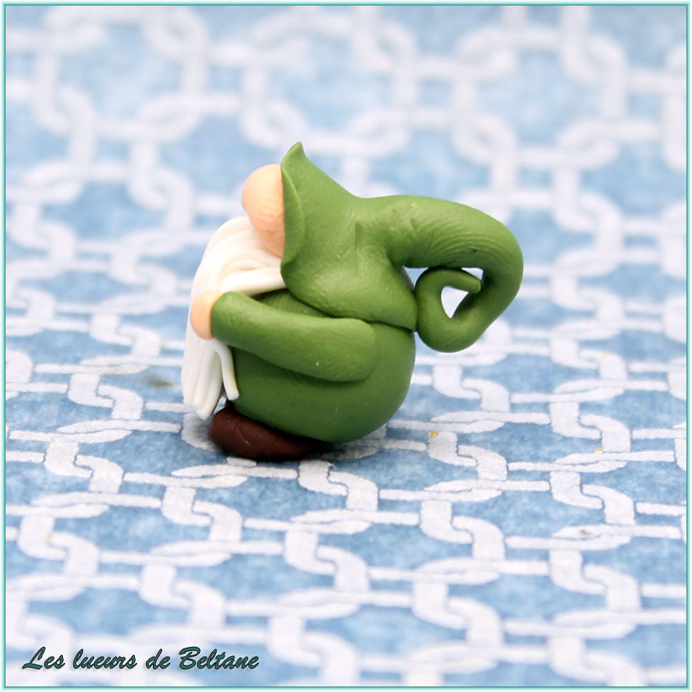 Mabon, gnome vert, vu de profil sur son bonnet en spirale