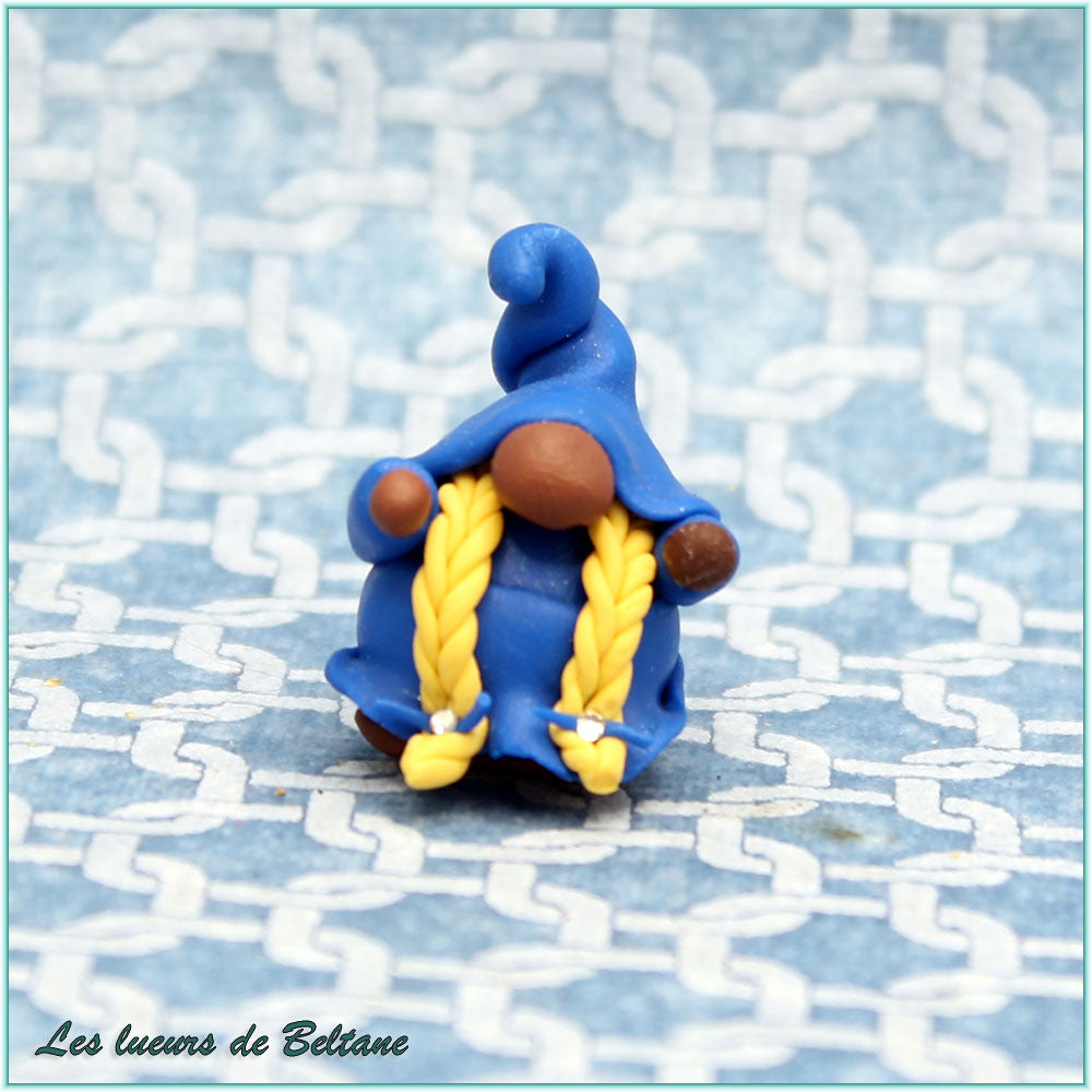 Azenor, gnomette en robe bleue aux deux tresses blondes à nœuds strass, faite main
