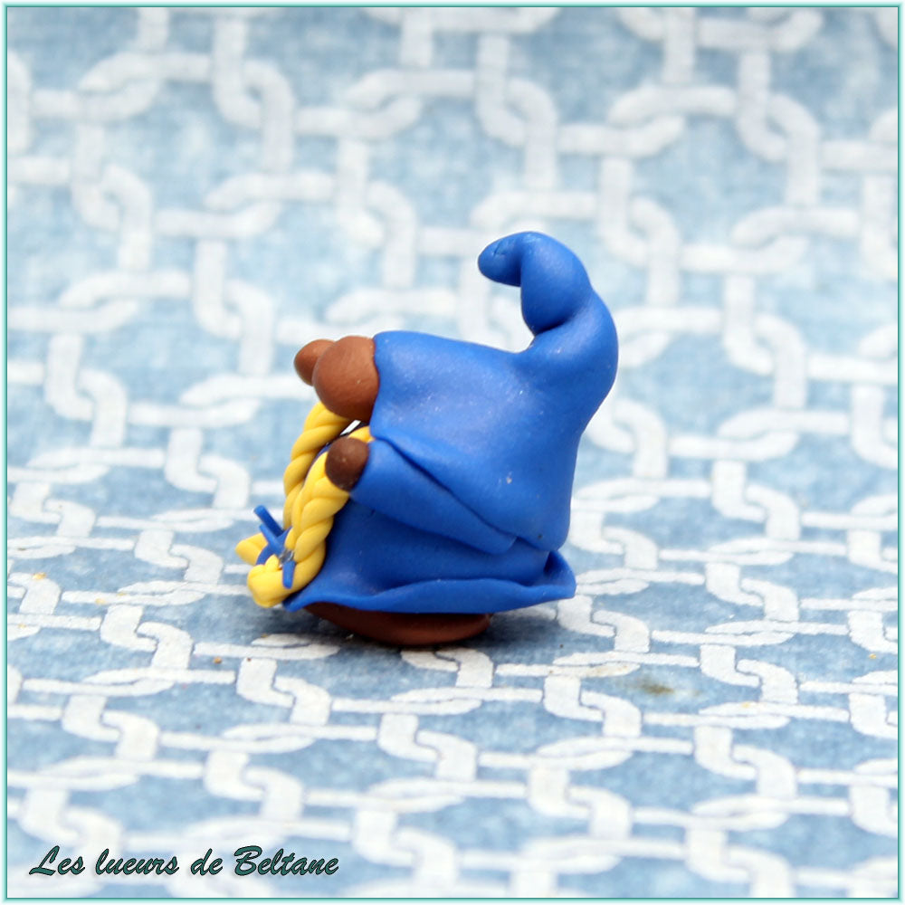 Azenor, gnomette bleue, vue de profil sur ses tresses