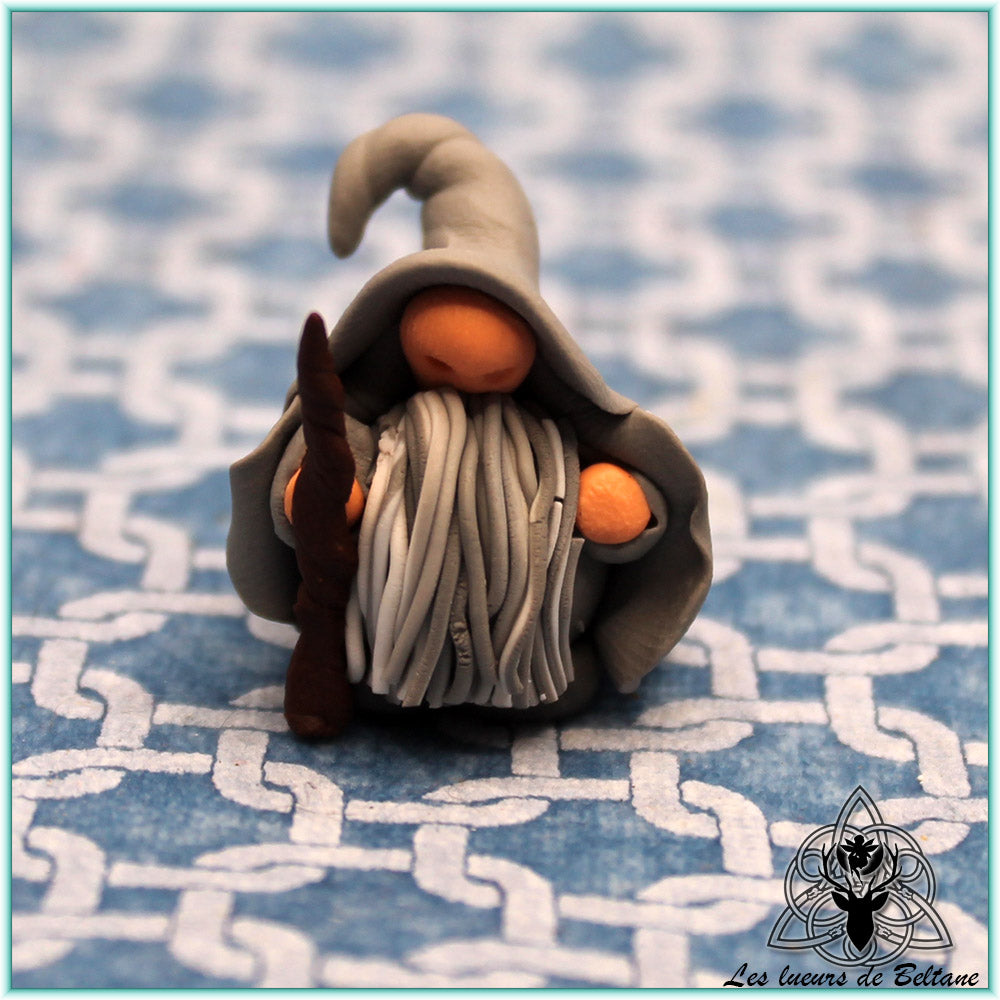Gwydion, vieux gnome sage à la robe grise, modelé à la main en pâte polymère