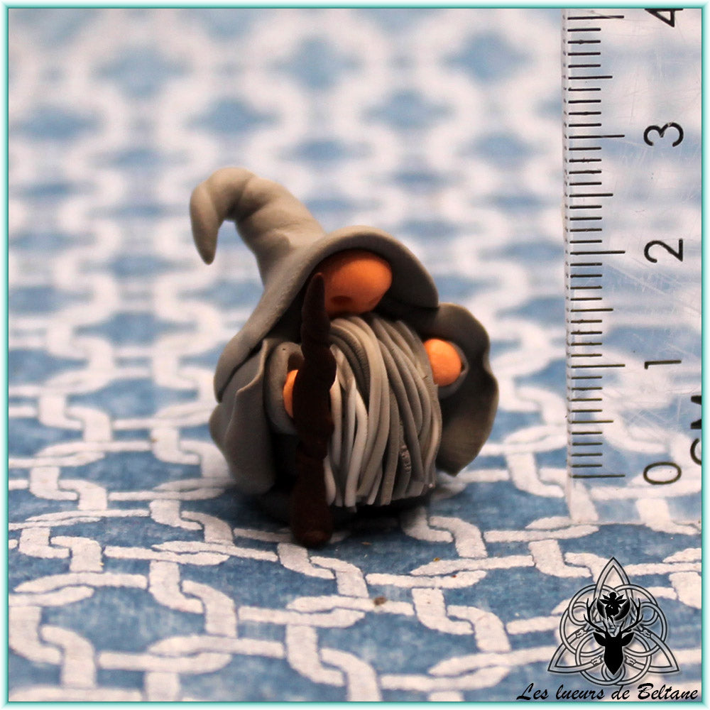 Gwydion, vieux gnome sage à la robe grise, modelé à la main en pâte polymère