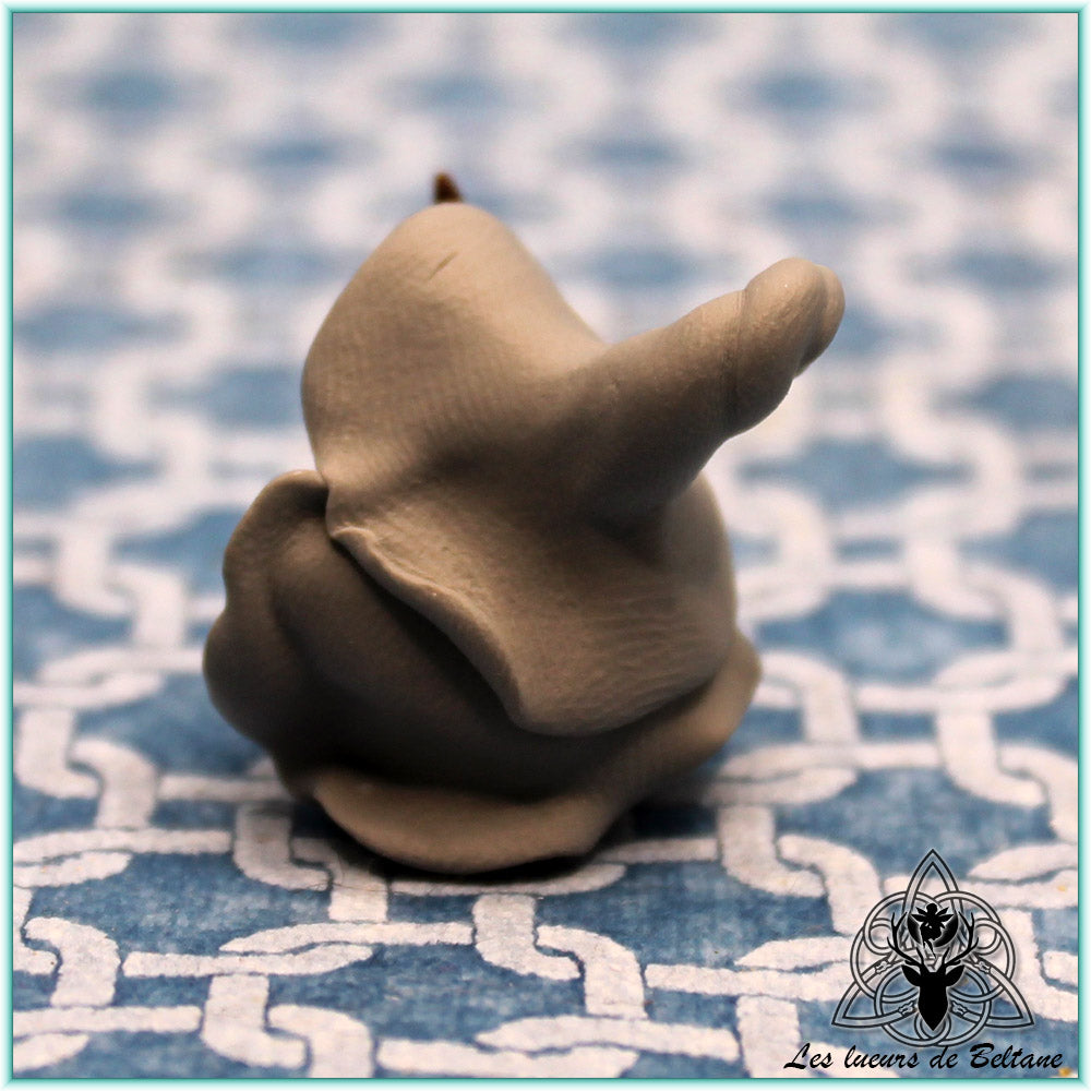 Gwydion, vieux gnome sage à la robe grise, modelé à la main en pâte polymère