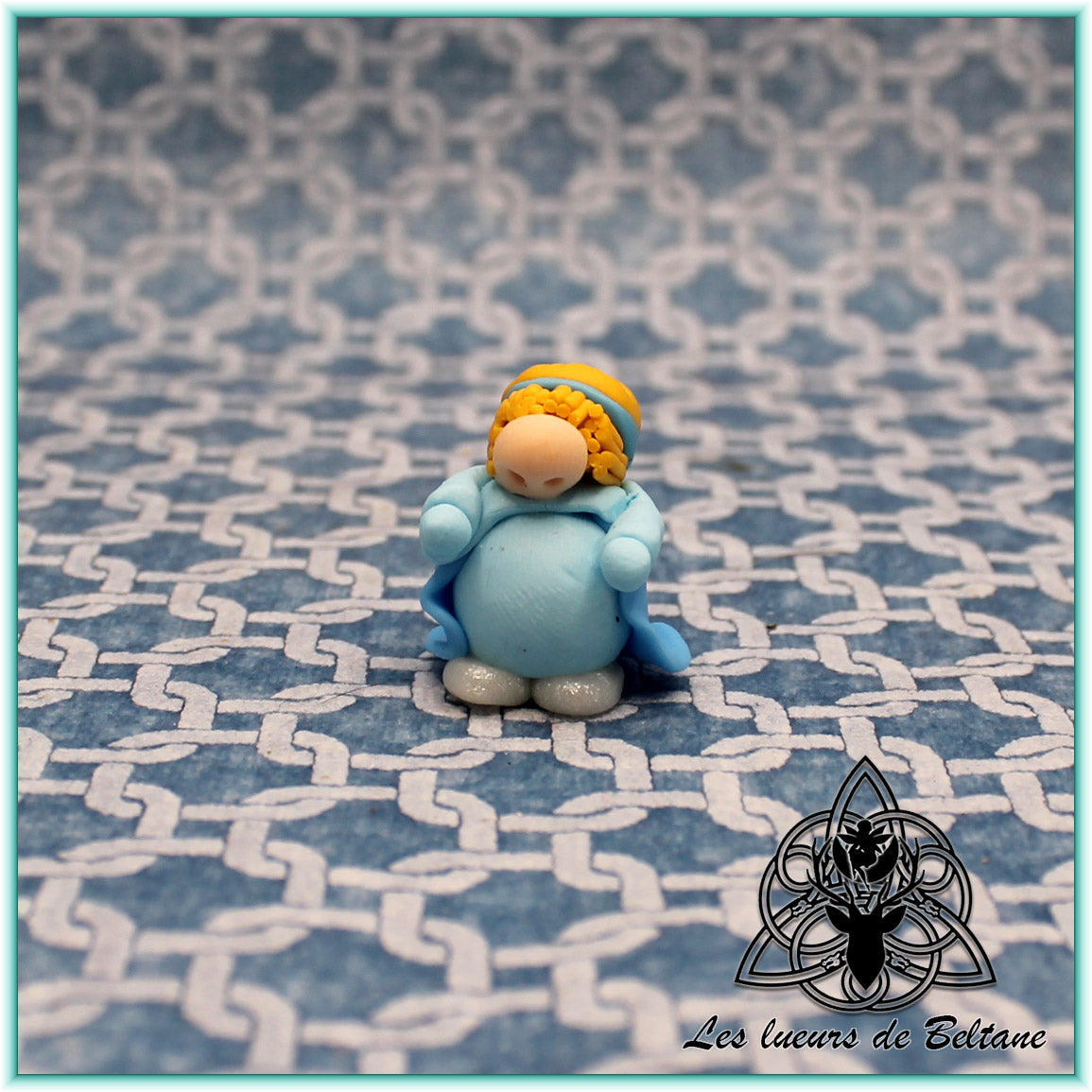 Isolde, gnomette princesse en robe bleue, modelée à la main en pâte polymère