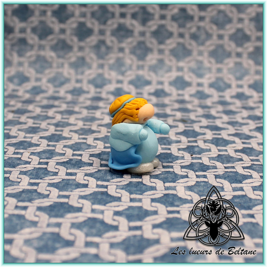 Isolde, gnomette princesse en robe bleue, modelée à la main en pâte polymère