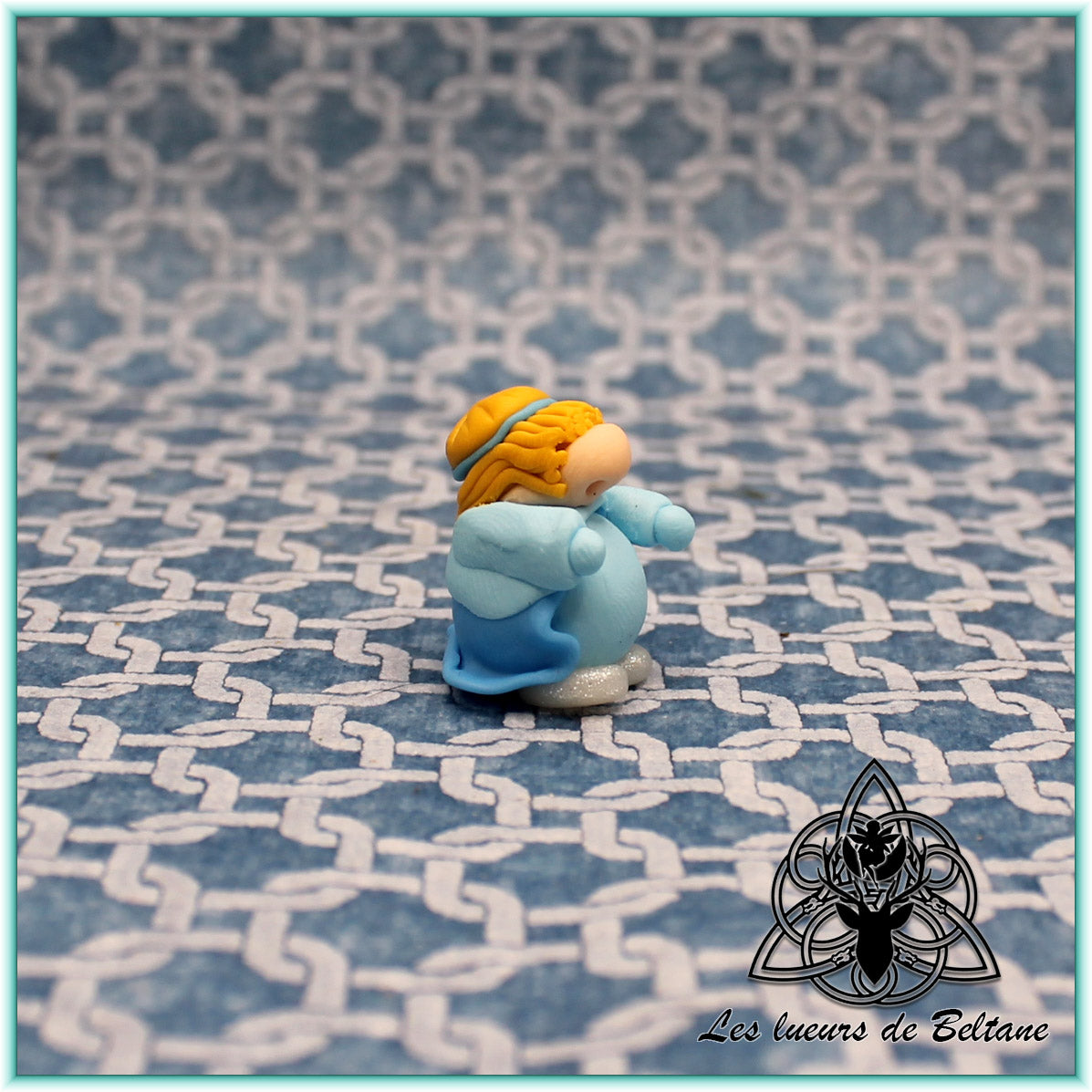 Isolde, gnomette princesse en robe bleue, modelée à la main en pâte polymère