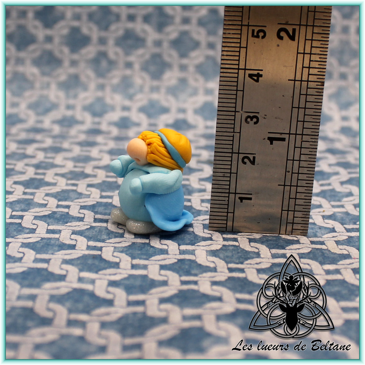 Isolde, gnomette princesse en robe bleue, modelée à la main en pâte polymère