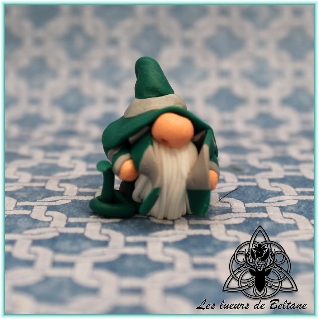 Ivor, gnome sorcier rusé modelé à la main en pâte polymère