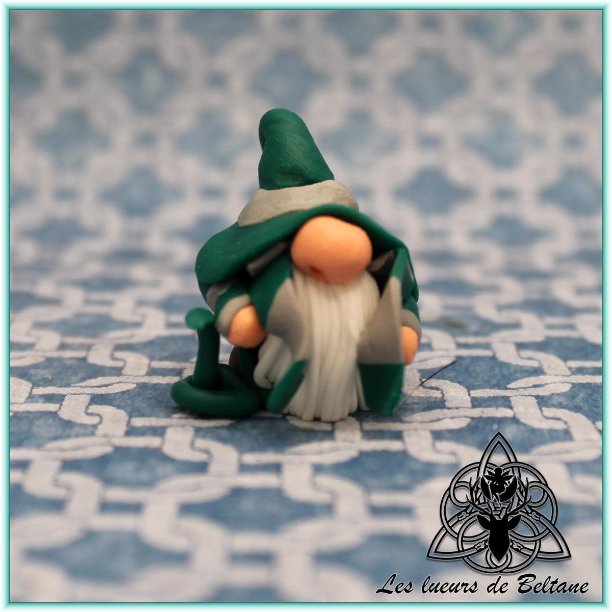 Ivor, gnome sorcier rusé modelé à la main en pâte polymère