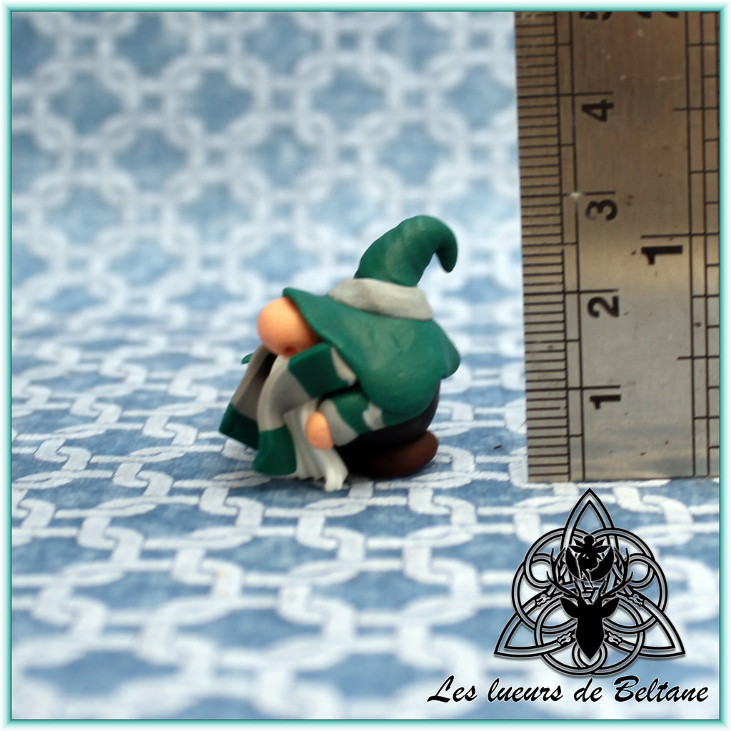 Ivor, gnome sorcier rusé modelé à la main en pâte polymère