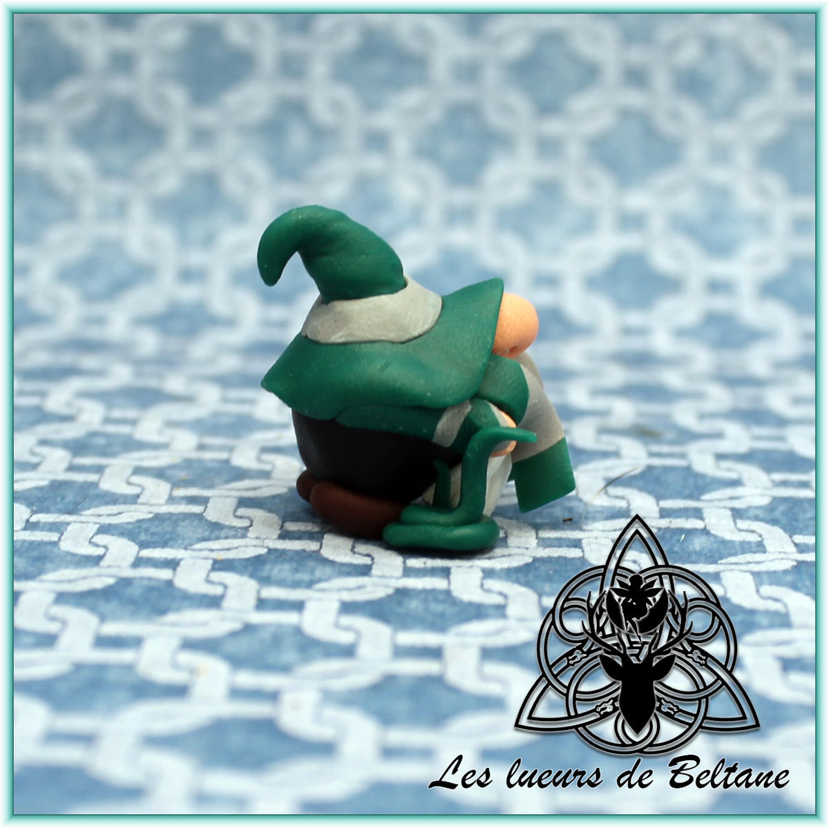 Ivor, gnome sorcier rusé modelé à la main en pâte polymère