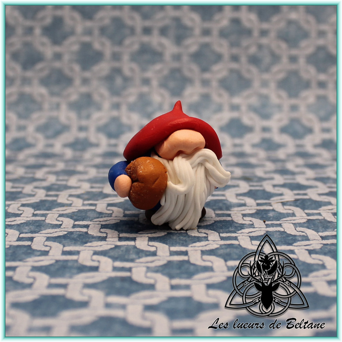 Marcel, gnome français au béret rouge et son pain, modelé à la main en pâte polymère