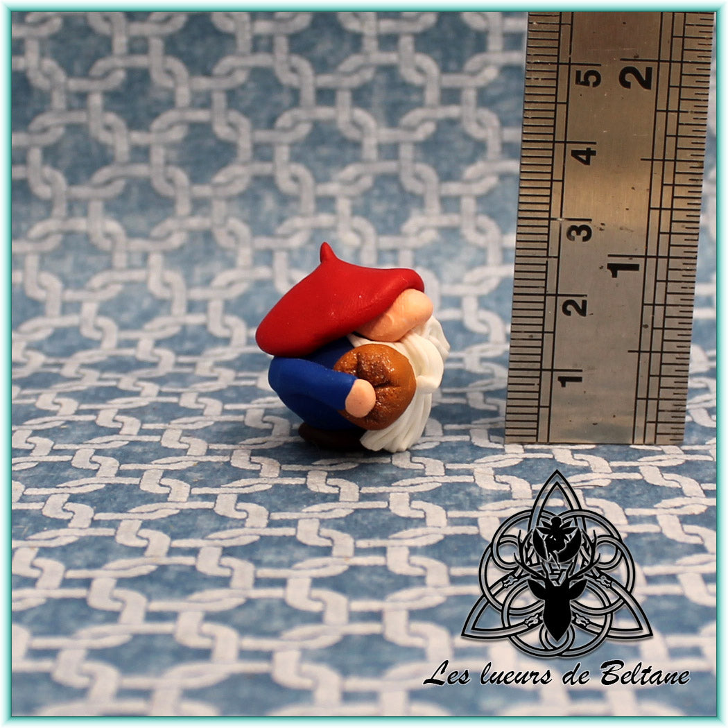 Marcel, gnome français au béret rouge et son pain, modelé à la main en pâte polymère