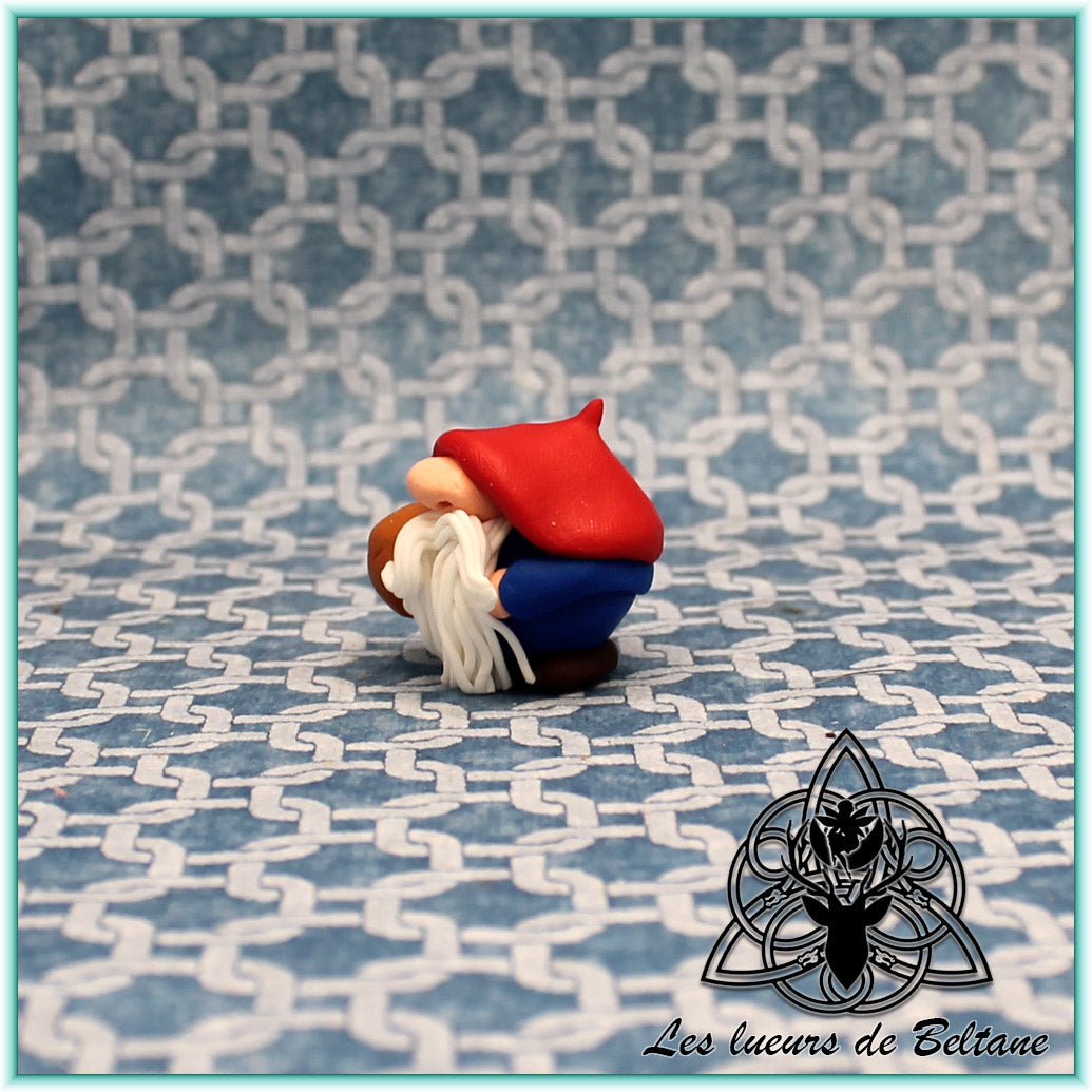 Marcel, gnome français au béret rouge et son pain, modelé à la main en pâte polymère