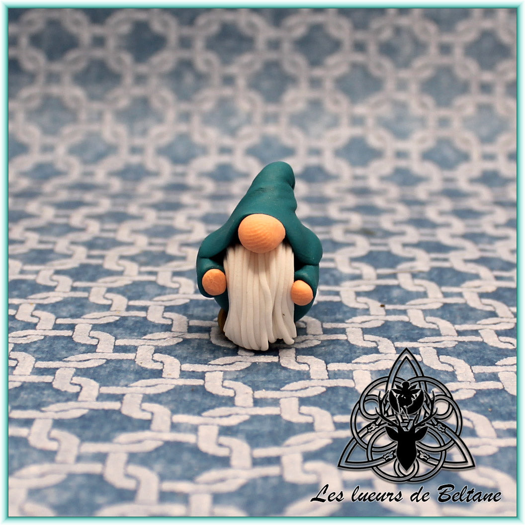 Nolan, petit gnome bleu modelé à la main en pâte polymère