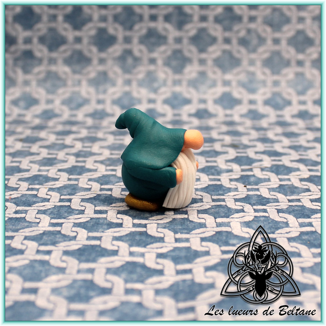 Nolan, petit gnome bleu modelé à la main en pâte polymère